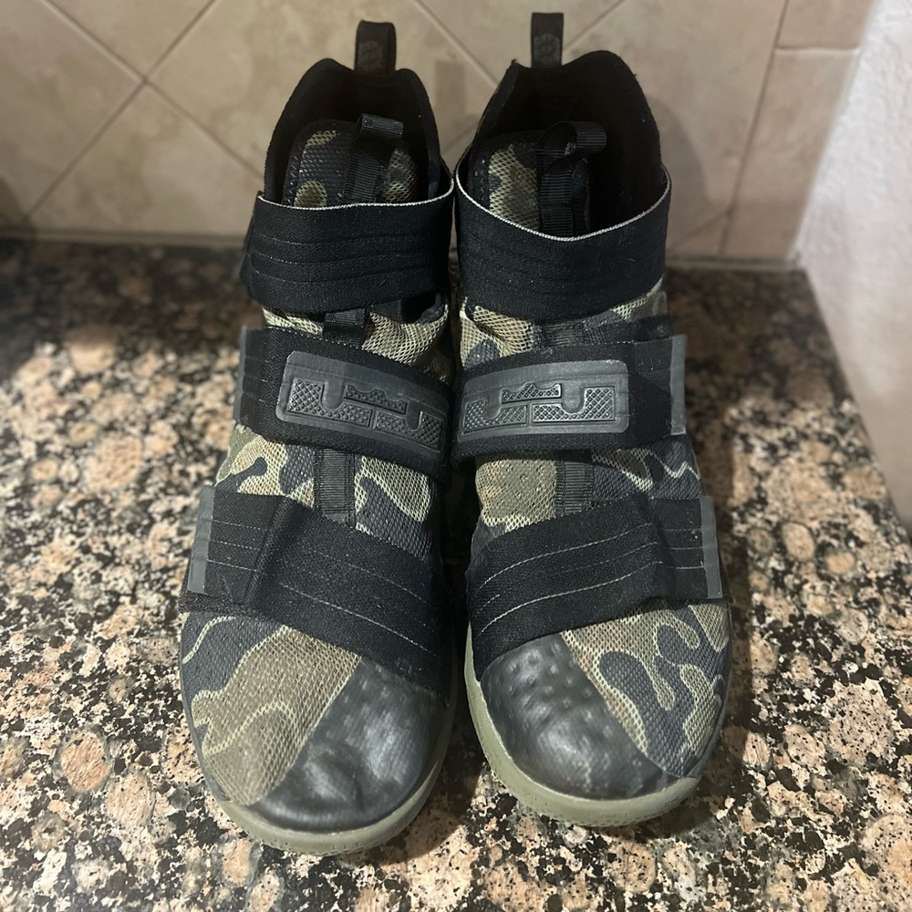 Men’s camouflage Nikes size 12